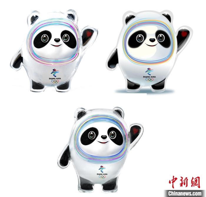 設計團隊將“冰絲帶”的形象引入大熊貓后逐漸成型。上方兩個形象還是外八字腳，下方形象為最終定稿?！⑵皆乒﹫D