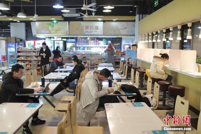 資料圖：考研學(xué)生在食堂內(nèi)復(fù)習(xí)。 泱波 攝