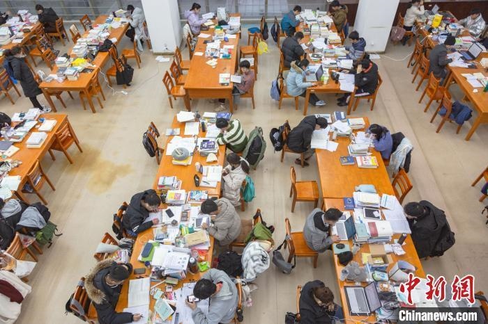 資料圖：南昌大學(xué)圖書館自習(xí)室內(nèi)，考生正在緊張復(fù)習(xí)。　劉力鑫 攝