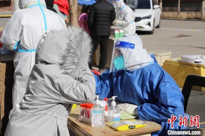 呼和浩特市民做核酸。　張林虎 攝