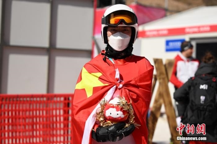 3月6日，中國選手梁景怡在賽后手捧吉祥物。當(dāng)日，北京2022年冬殘奧會殘奧高山滑雪男子超級大回轉(zhuǎn)-站姿決賽在國家高山滑雪中心舉行，中國選手梁景怡奪得冠軍。 <a target='_blank' href='/'>中新社</a>記者 劉冉陽 攝 　