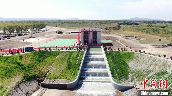 圖為生態(tài)補(bǔ)水現(xiàn)場(chǎng)?！》缎Э?攝