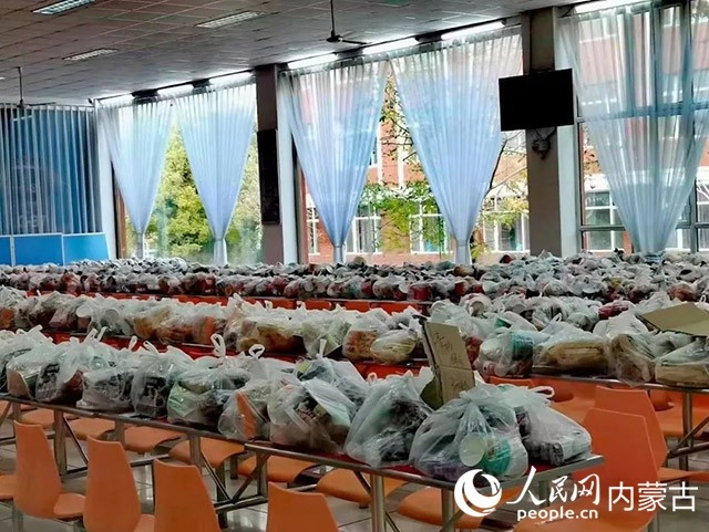 內(nèi)蒙古師范大學為返鄉(xiāng)學生準備午餐和路途上的方便食品。內(nèi)蒙古教育廳供圖