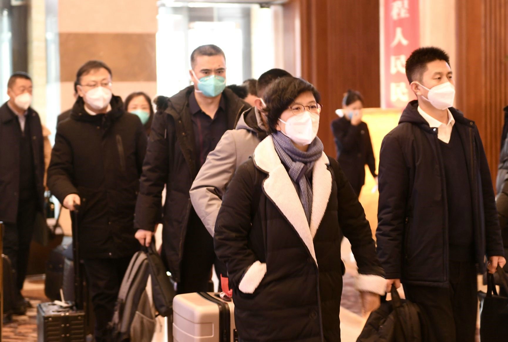 參加自治區(qū)十四屆人大一次會議的代表抵達呼和浩特