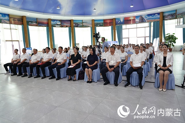 與會人員共同觀看科右中旗牛產業(yè)高質量發(fā)展專題片。苑曉睿攝