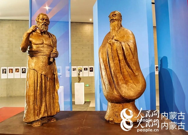 吳為山作品《神遇——孔子與蘇格拉底的對話》。實習生 楊光攝