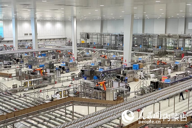 伊利健康谷液態(tài)奶生產(chǎn)基地。人民網(wǎng)記者 趙夢(mèng)月攝