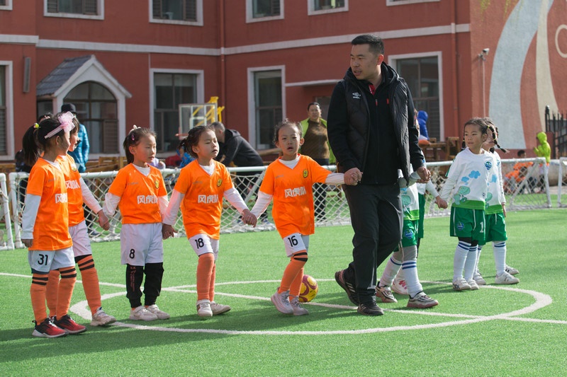 8.趣味比賽結(jié)束后，足球教師武穆帶領(lǐng)孩子們到場邊謝場.jpg