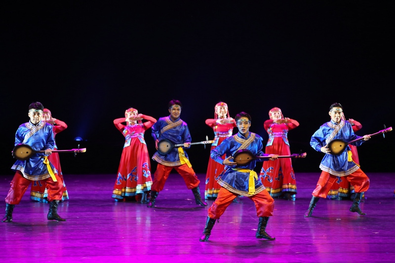 1620810890936643.jpg 3.內(nèi)蒙古農(nóng)業(yè)大學(xué)舞蹈《故鄉(xiāng)贊》演出現(xiàn)場(1).jpg