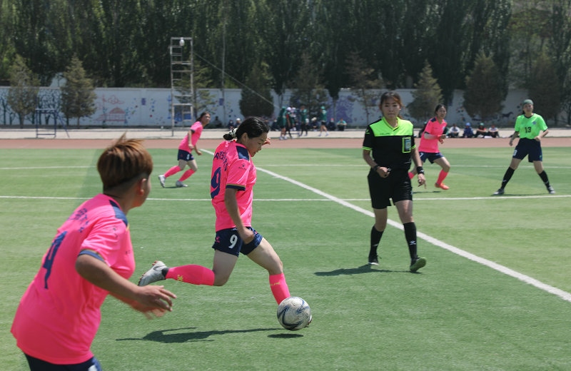3.大學(xué)生足球聯(lián)賽本科組比賽現(xiàn)場(chǎng)，內(nèi)蒙古民族大學(xué)（粉色）對(duì)陣呼和浩特民族學(xué)院.JPG