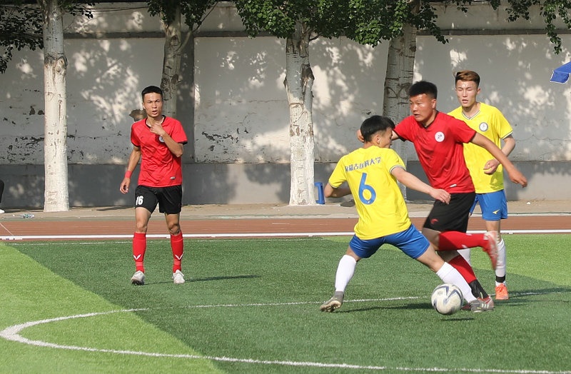 2.大學(xué)生足球聯(lián)賽本科組比賽現(xiàn)場(chǎng)，內(nèi)蒙古工業(yè)大學(xué)（紅色）對(duì)陣內(nèi)蒙古醫(yī)科大學(xué).jpg