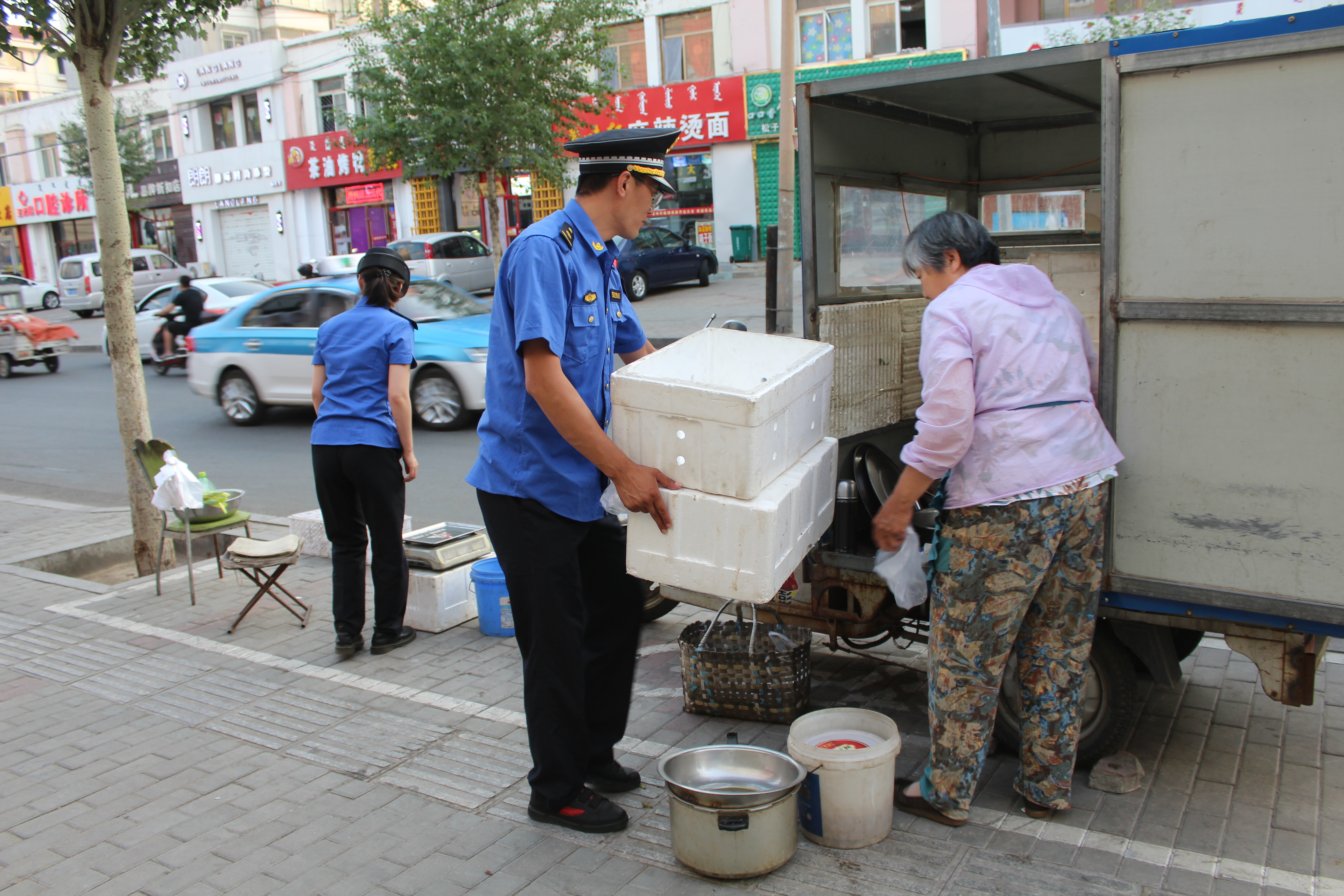 大力整治違規(guī)占道經(jīng)營行為.jpg