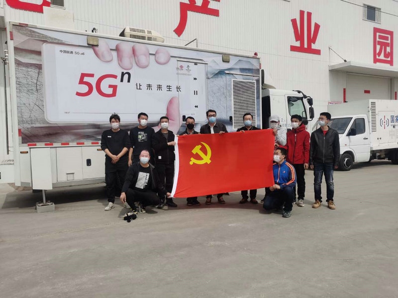 1649464933111525.jpg 通遼重保工作組與現(xiàn)場(chǎng)通信保障車.jpg