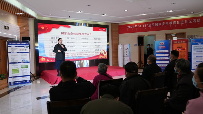 線下聯(lián)合各國家安全委員單位同步開展“國家安全進社區(qū)”活動，現(xiàn)場通過以國家安全知識問答為主線，穿插烏蘭牧騎演出、國家安全宣講、發(fā)放國家安全法律法規(guī)讀本等形式，圍繞什么是國家安全、國家安全包含哪些內(nèi)容、如何維護國家安全等方面，為社區(qū)老百姓開展宣傳宣講，同時作為現(xiàn)場“進社區(qū)”活動與線上直播活動連線，把現(xiàn)場熱烈氣氛帶到網(wǎng)絡(luò)，與大家共同分享。 (4)_副本.jpg