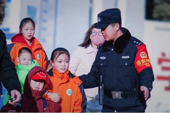 站好“護學崗”，守護“成長路”——南地公安持續(xù)開展護學行動494.png