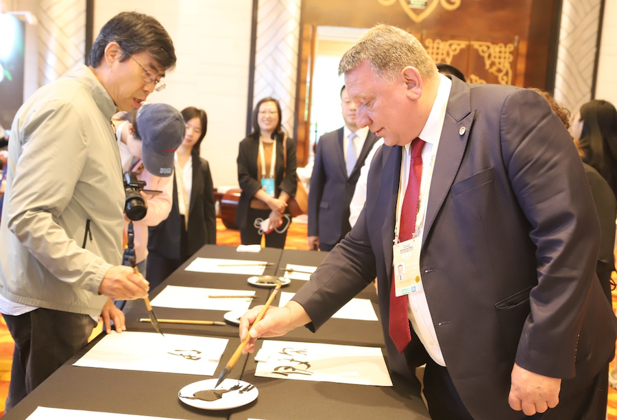 非遺、書法、文創(chuàng)齊亮相！2025年國家重要橋頭堡智庫論壇讓中外嘉賓讀懂北疆文化