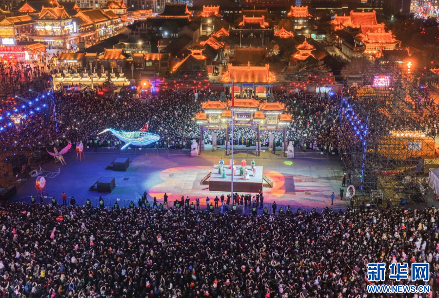 2025年12月31日晚，呼和浩特市玉泉區(qū)塞上老街旅游休閑街區(qū)跨年夜活動(dòng)現(xiàn)場(chǎng)游人如織。新華網(wǎng)發(fā)（丁根厚 攝）.jpg