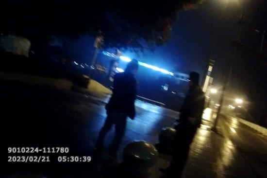 報警人唐師傅向民警講述情況 。資陽公安供圖