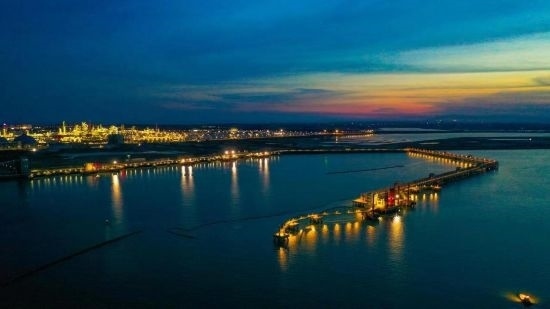 圖為中科煉化自建港口碼頭，30萬(wàn)噸級(jí)原油泊位