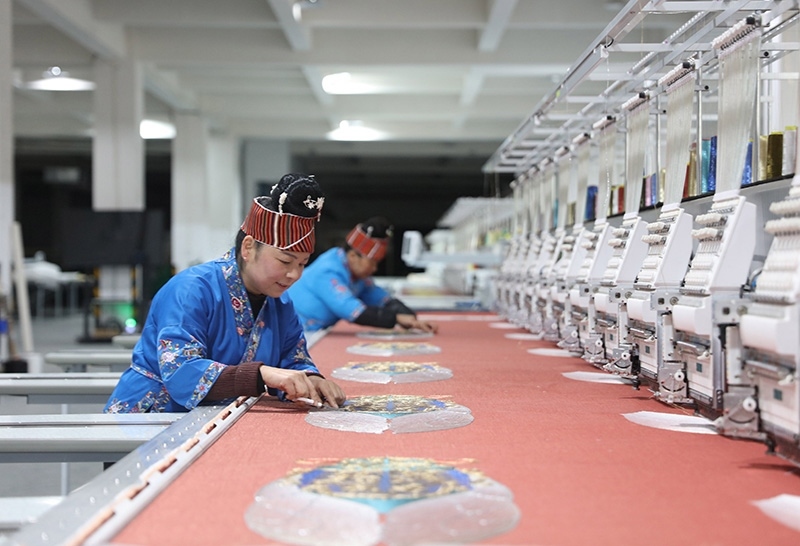2023年2月13日，貴州省黔東南苗族侗族自治州施秉縣工業(yè)園區(qū)，工人在機繡車間作業(yè)。