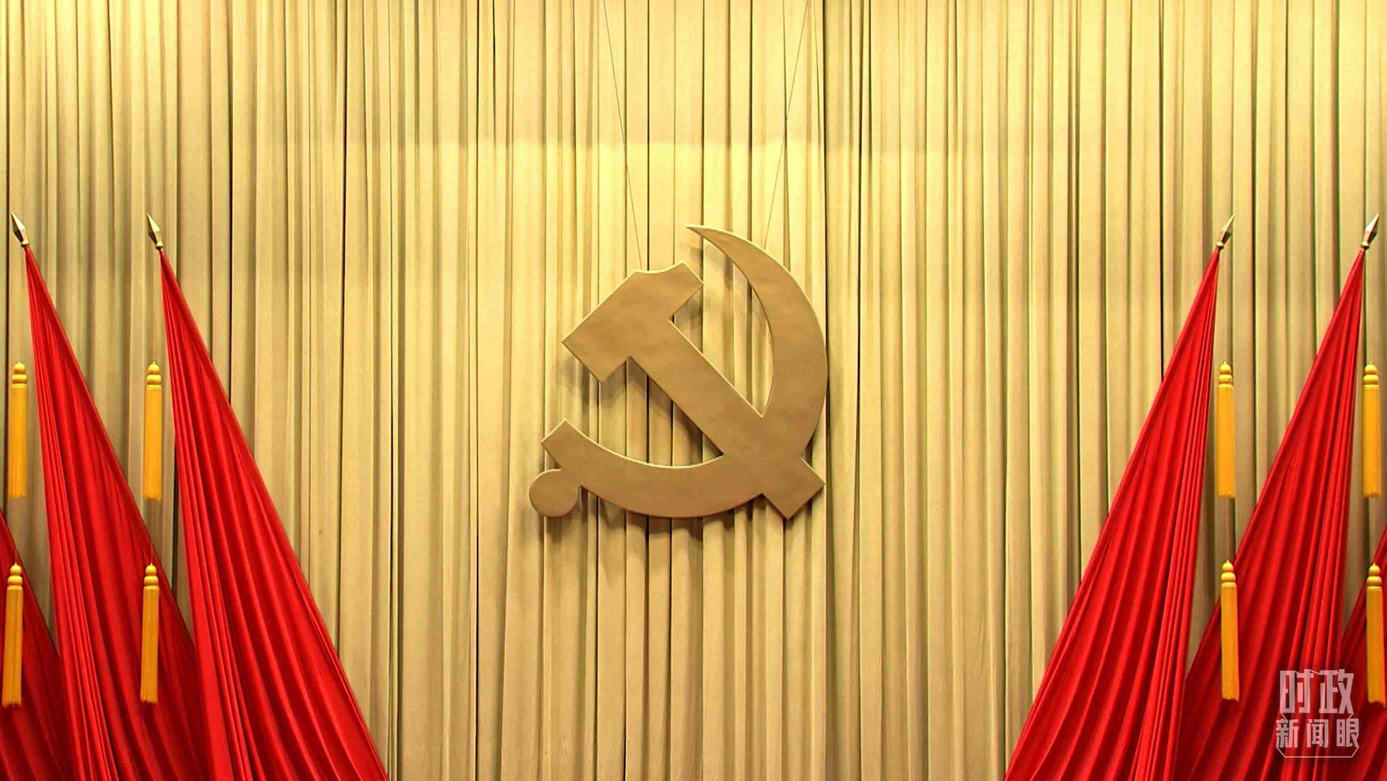 △會場上莊嚴的黨徽。（總臺央視記者郭鴻拍攝）