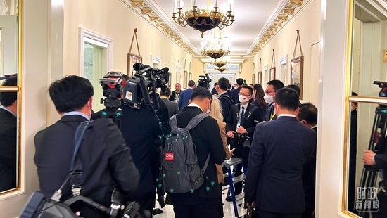  △等待進入會場的新聞記者擠滿走廊。（總臺央視記者程鋮拍攝）