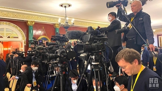 △等待中俄兩國元首共見記者的中外媒體同仁。（總臺央視記者段德文、李輝拍攝）