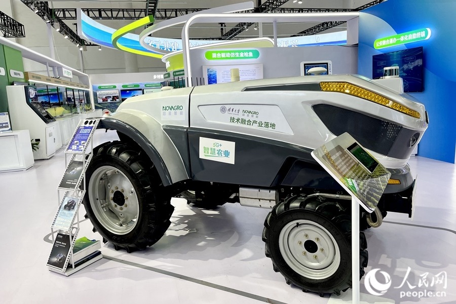 通過手機(jī)，就能指揮新能源無人駕駛拖拉機(jī)在田里作業(yè)。人民網(wǎng) 錢嘉禾攝