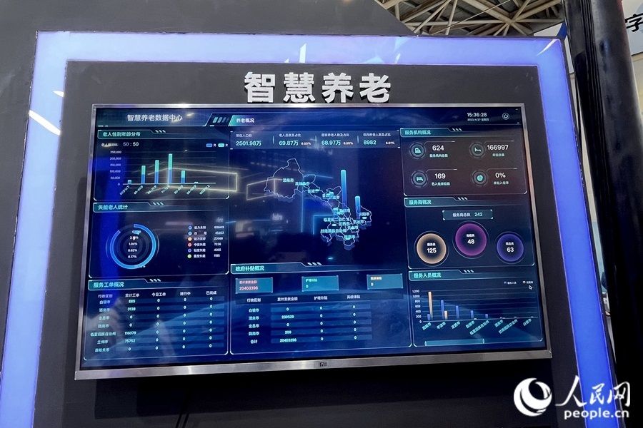 “意康養(yǎng)”智慧養(yǎng)老平臺(tái)充分利用信息化手段，把轄區(qū)內(nèi)社會(huì)資源充分整合和調(diào)配，滿足老年人多元的養(yǎng)老服務(wù)需求。人民網(wǎng) 錢嘉禾攝