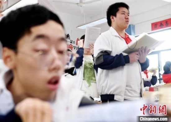 朱金祥(右)和鐘華強(左)正在加緊復習迎接高考。 卓忠偉 攝