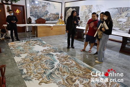 【2023打卡中國(guó)】外國(guó)網(wǎng)紅打卡河南畫虎村 感受鄉(xiāng)村振興“虎虎生威”_fororder_圖片20