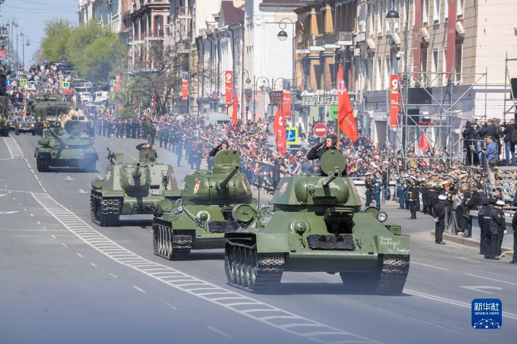 5月9日，在俄羅斯符拉迪沃斯托克市，坦克編隊參加閱兵式。新華社發(fā)（郭飛洲攝）