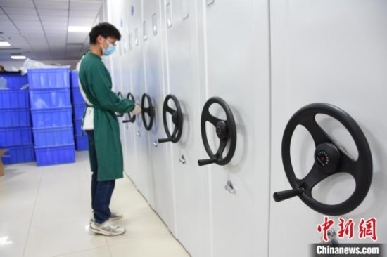 圖為鄭州大學(xué)人骨考古實(shí)驗(yàn)室內(nèi)的骨骼標(biāo)本庫(kù)。王宇 攝