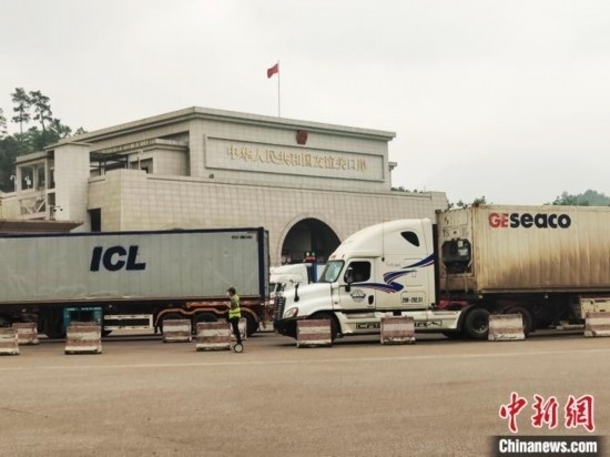 近日，位于中越邊境廣西憑祥市的友誼關(guān)口岸車水馬龍，裝載著東盟水果的跨境車輛來往不斷。黃艷梅 攝