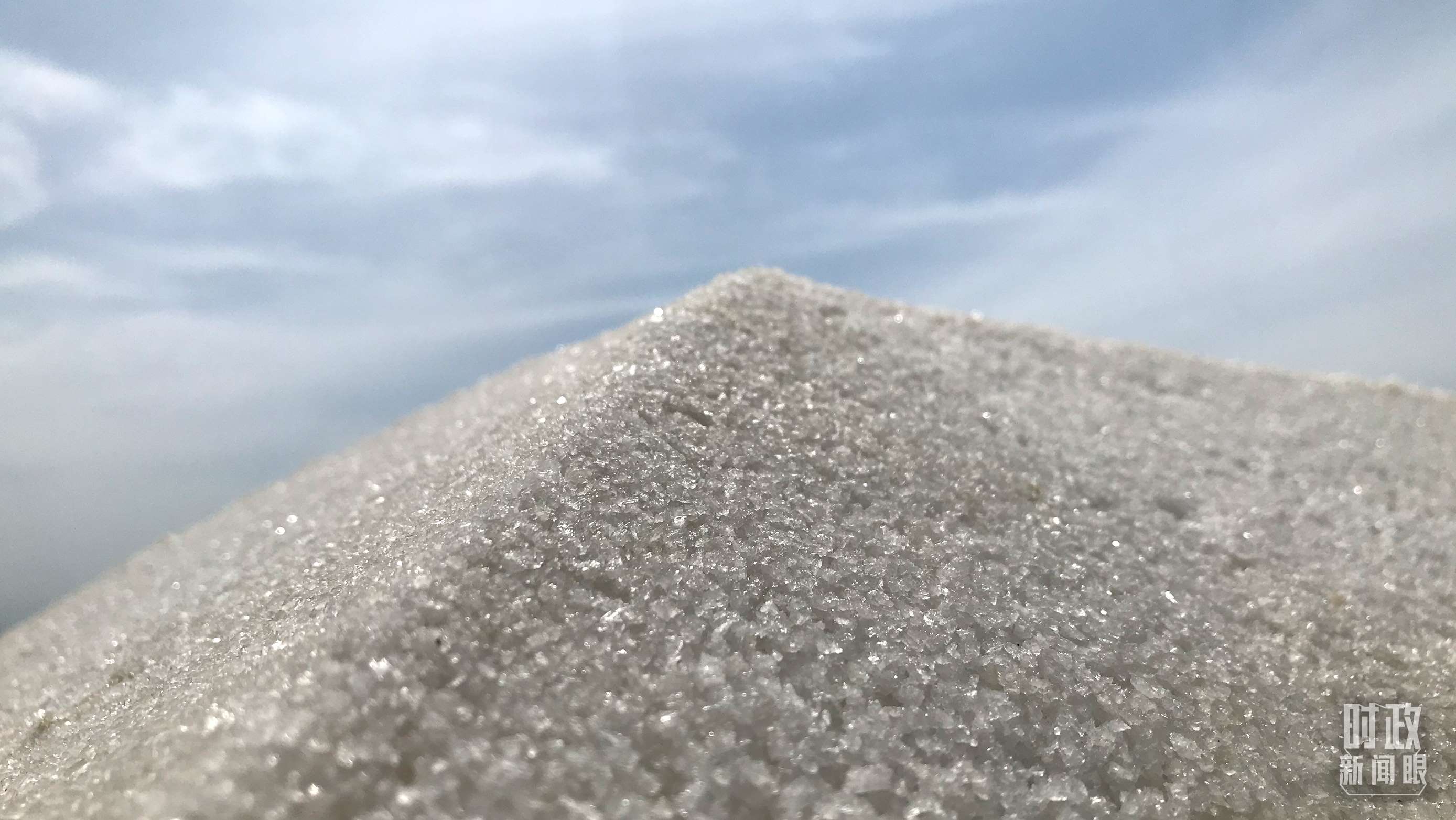 △鹽湖出產(chǎn)的河?xùn)|大鹽。（總臺(tái)央視記者石偉明拍攝）