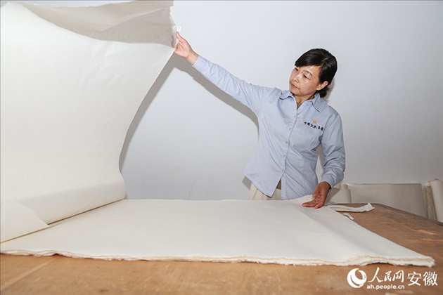 制簾需要將蔑條通過專門的小孔磨細(xì)。人民網(wǎng)記者 張俊攝