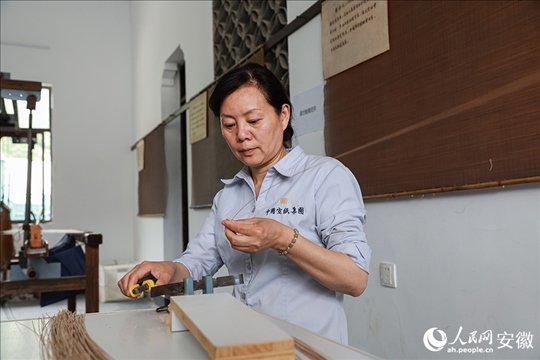 撈紙需要兩位師傅默契配合。人民網(wǎng)記者 張俊攝