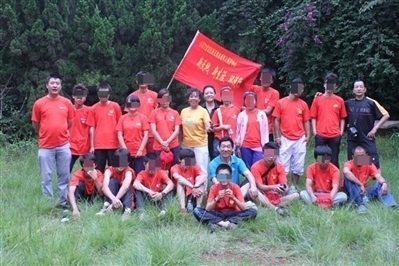 項目辦開展活動合影，喬海云（后排中，黑衣）和張月如（后排右一）