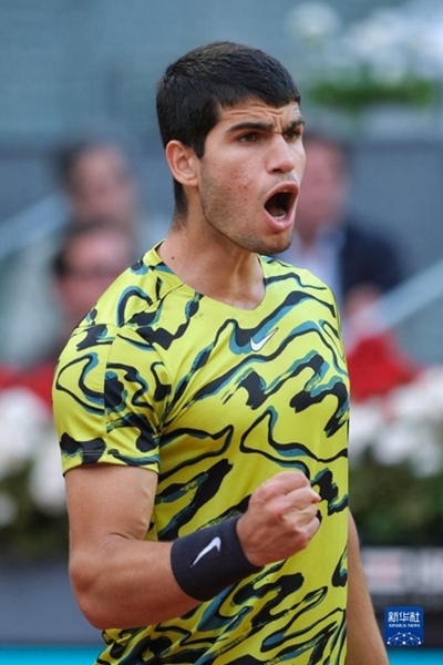 5月7日，阿爾卡拉斯在比賽中慶祝得分。當日，在西班牙馬德里網(wǎng)球公開賽男單決賽中，西班牙選手阿爾卡拉斯以2比1戰(zhàn)勝德國選手施特魯夫，奪得冠軍。新華社記者 孟鼎博 攝