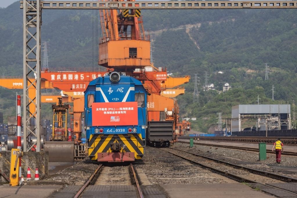 這是2023年4月27日，太平船務(wù)——西部陸海新通道江鐵海聯(lián)運(yùn)非洲專列在重慶果園港魚嘴站等待發(fā)車。