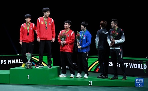 5月26日，冠軍中國組合王楚欽（左二）/孫穎莎（左一）與季軍中國組合林詩棟（左三）/蒯曼（左四）、中國香港組合黃鎮(zhèn)廷（右一）/杜凱琹在頒獎儀式后交流。新華社記者 陶希夷攝