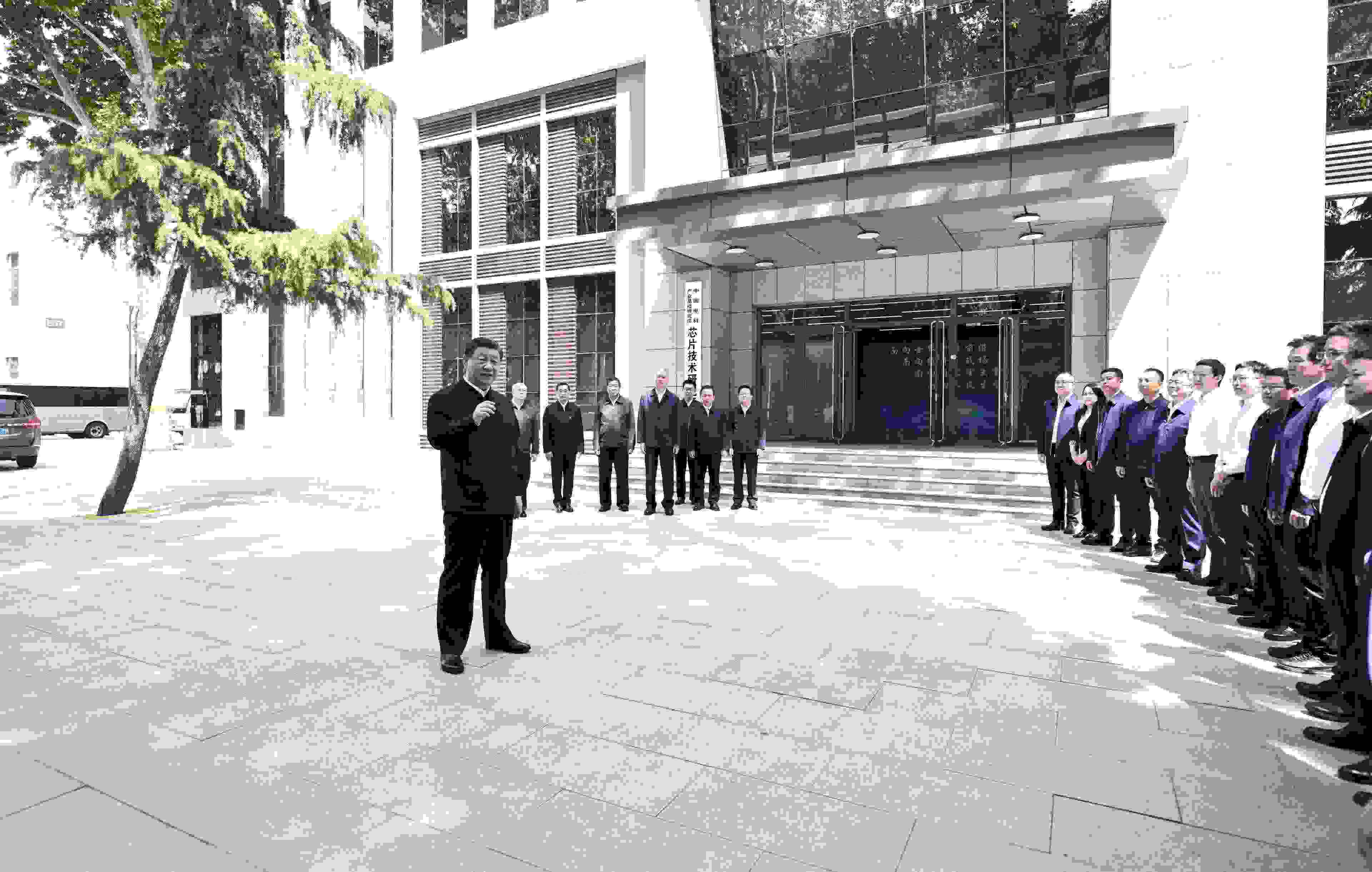 △2023年5月12日，習(xí)近平總書記在中國電科產(chǎn)業(yè)基礎(chǔ)研究院同科技工作者交流。