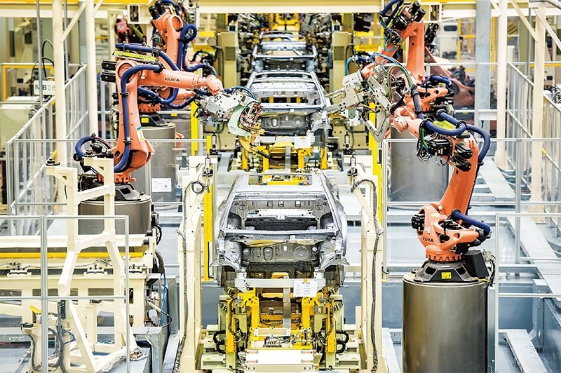 發(fā)展新能源汽車是我國從汽車大國邁向汽車強國的必由之路。2022年中國新能源汽車產(chǎn)銷分別實現(xiàn)705.8萬輛和688.7萬輛，連續(xù)8年位居世界第一。圖為廣汽埃安第一智造中心焊裝車間正在熱火朝天地生產(chǎn)。 廣汽埃安新能源汽車股份有限公司供圖