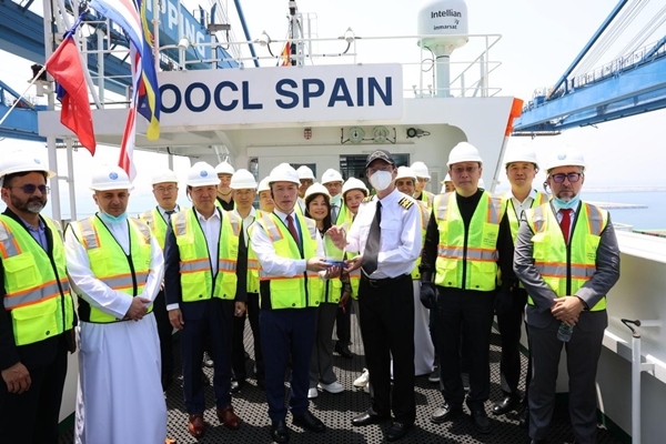 圖為與會嘉賓參觀“東方西班牙”輪。中遠海運港口阿布扎比碼頭供圖
