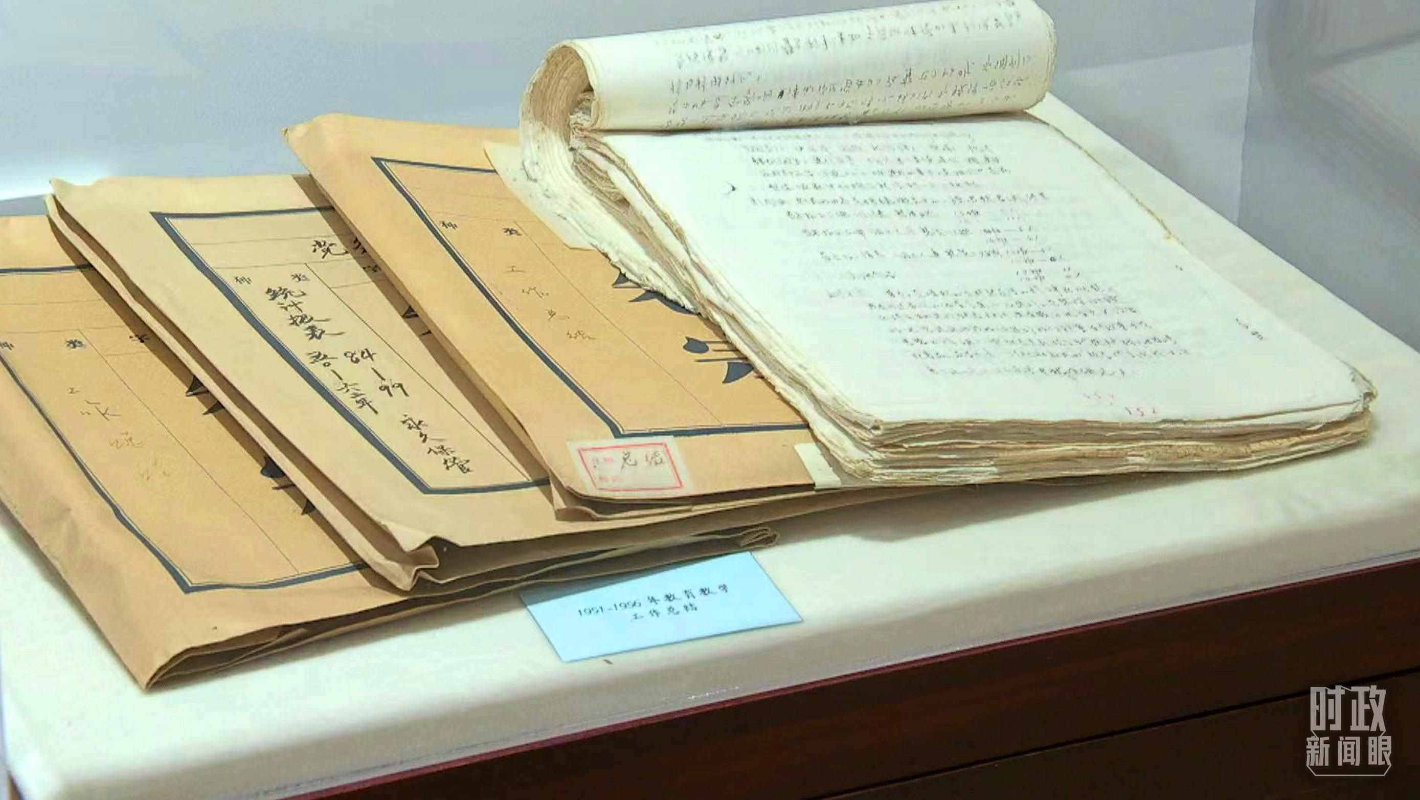 △校史館內(nèi)的教育教學(xué)工作總結(jié)展陳。（總臺央視記者金雨秋拍攝）