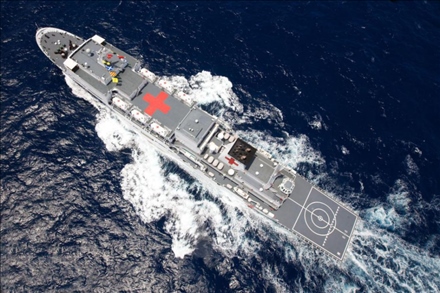 航行在大洋上的中國海軍“和平方舟”號醫(yī)院船。新華社記者 琚振華 攝