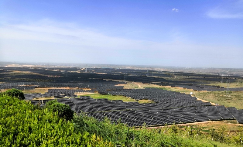 伊金霍洛旗天驕綠能50萬(wàn)千瓦采煤沉陷區(qū)生態(tài)治理光伏發(fā)電示范項(xiàng)目一角。人民網(wǎng)記者 孫博洋攝