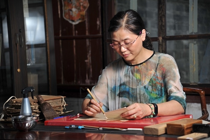 天一閣古籍修復(fù)師工作場(chǎng)景。天一閣博物院供圖