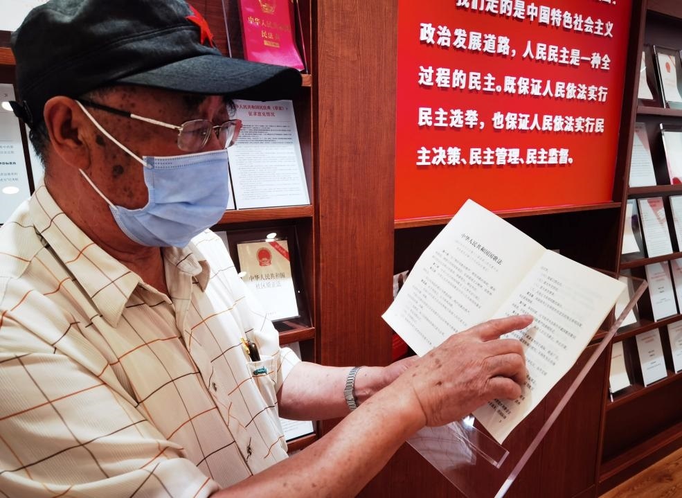 夏云龍給記者展示國(guó)歌法修改的內(nèi)容。人民網(wǎng)記者 唐小麗攝