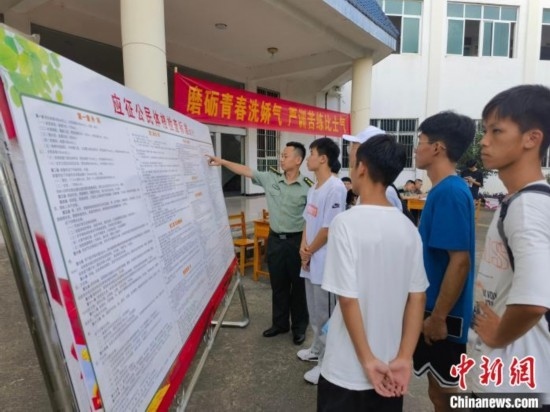 專(zhuān)武干部在講解應(yīng)征體檢標(biāo)準(zhǔn)。韋碩 攝